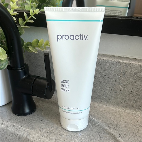 NIB, Sealed - Proactiv Acne Body Wash 9 oz - Picture 3 of 5